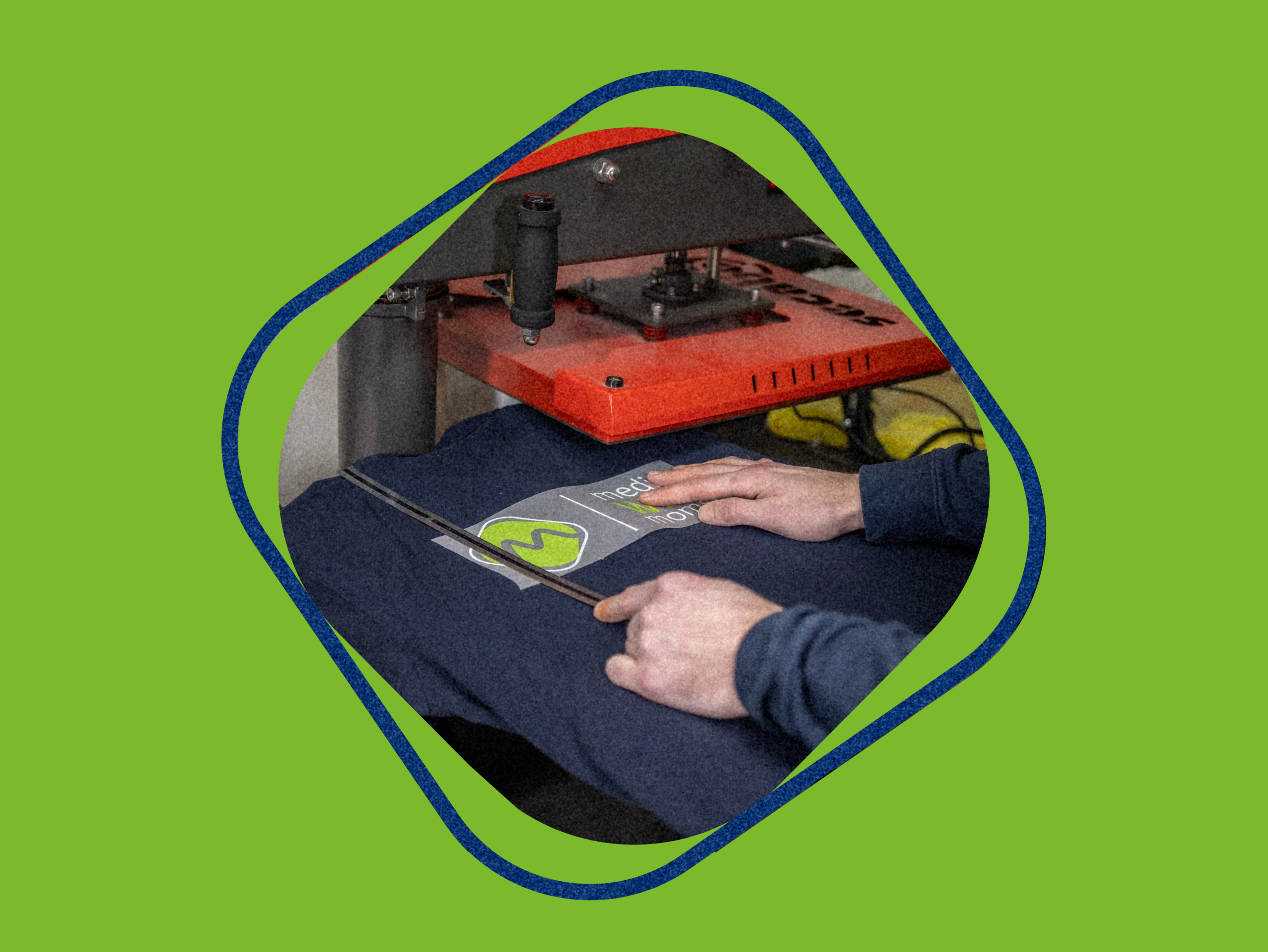 Bedrucken eines Textil Artikels mit dem Firmen Logo.